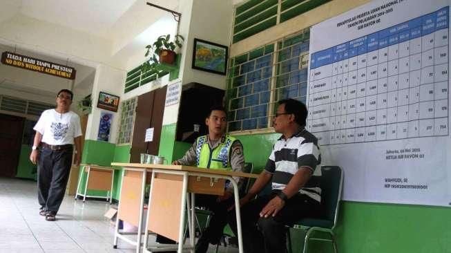 Suasana kesiapan dan penjagaan naskah Ujian Nasional (UN) SMP di salah satu sekolah pusat Subrayon 02 Jakarta Pusat, Minggu (3/5/2015). [Suara.com/Oke Atmaja]