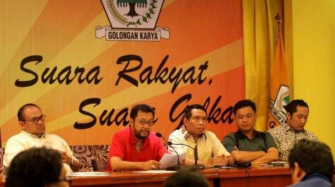 Pertemuan pengurus DPP Partai Golkar hasil Munas Jakarta yang antara lain dihadiri Wakil Ketua Umum Yorrys Raweyai dan Sekjen Zainuddin Amali, di kantor DPP Golkar Slipi, Jakarta, Minggu (3/5/2015). [Suara.com/Oke Atmaja]