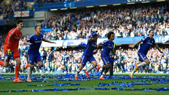 Pemain Chelsea Thibaut Courtois, John Terry, Eden Hazard, Willian dan Branislav Ivanovic merayakan sukses timnya menjuarai Barclays Premier League. Reuters / Dylan Martinez Livepic