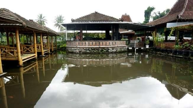 Menyantap Makanan dengan Suasana Pedesaan di Seberang Sawah