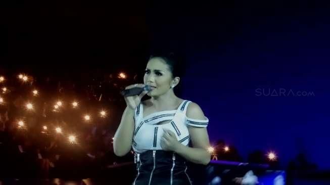 Emosi KD Pecah Sebut Keluarga saat Konser