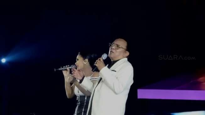 Penyanyi Krisdayanti (KD) tampil pada konser bertajuk Traya di Jakarta Convention Center, Jakarta, Minggu (3/5).