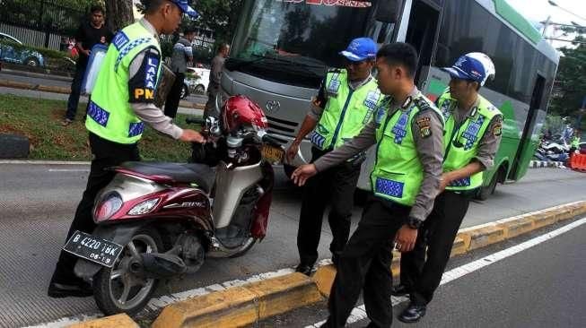 Pengendara Motor Tewas Ditabrak Kopaja