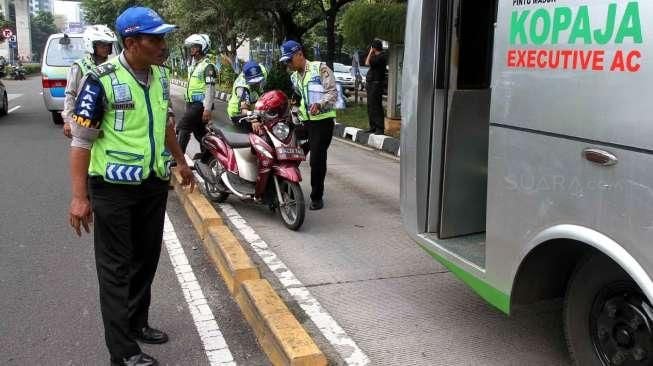 Pengendara Motor Tewas Ditabrak Kopaja