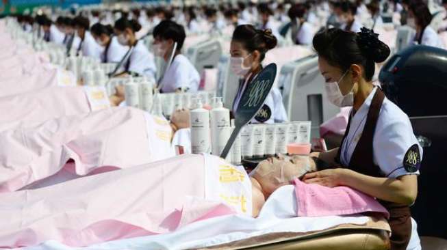 Sebanyak seribu orang menjalani pijat facial di Cina dalam usaha memecahkan rekor dunia, Senin (4/5).