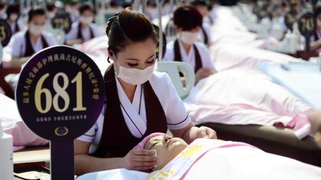Sebanyak seribu orang menjalani pijat facial di Cina dalam usaha memecahkan rekor dunia, Senin (4/5).
