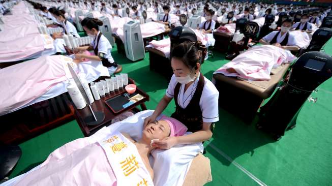 Sebanyak seribu orang menjalani pijat facial di Cina dalam usaha memecahkan rekor dunia, Senin (4/5).