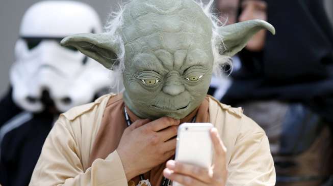 Sejumlah orang berkostum tokoh-tokoh Star Wars tampak berkeliaran dalam sebuah ajang peringatan Hari Star Wars yang digelar di Tokyo, Jepang, Senin (4/5/2015). [Reuters/Toru Hanai]