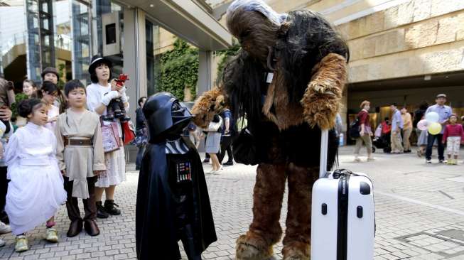 Sejumlah orang berkostum tokoh-tokoh Star Wars tampak berkeliaran dalam sebuah ajang peringatan Hari Star Wars yang digelar di Tokyo, Jepang, Senin (4/5/2015). [Reuters/Toru Hanai]