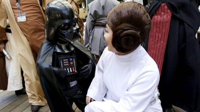 Sejumlah orang berkostum tokoh-tokoh Star Wars tampak berkeliaran dalam sebuah ajang peringatan Hari Star Wars yang digelar di Tokyo, Jepang, Senin (4/5/2015). [Reuters/Toru Hanai]