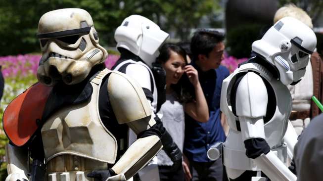 Sejumlah orang berkostum tokoh-tokoh Star Wars tampak berkeliaran dalam sebuah ajang peringatan Hari Star Wars yang digelar di Tokyo, Jepang, Senin (4/5/2015). [Reuters/Toru Hanai]