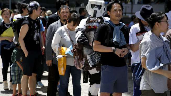 Sejumlah orang berkostum tokoh-tokoh Star Wars tampak berkeliaran dalam sebuah ajang peringatan Hari Star Wars yang digelar di Tokyo, Jepang, Senin (4/5/2015). [Reuters/Toru Hanai]