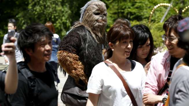 Sejumlah orang berkostum tokoh-tokoh Star Wars tampak berkeliaran dalam sebuah ajang peringatan Hari Star Wars yang digelar di Tokyo, Jepang, Senin (4/5/2015). [Reuters/Toru Hanai]