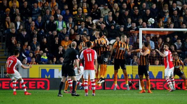 Pemain Arsenal Alexis Sanchez menjebol gawang Hull City lewat tendangan bebasnya. Reuters / Andrew Yates Livepic