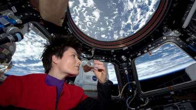 Astronot Perempuan Italia Seduh Espresso Pertama di Antariksa