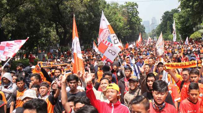 Untuk Tim Kesayangan, Jakmania Minta Pelatih Asing
