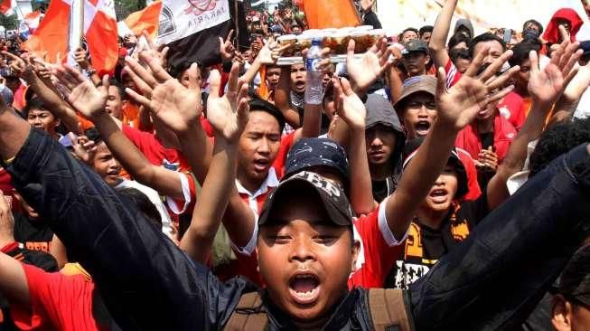 Jakmania meminta Presiden Joko Widodo turun tangan menyelamatkan persepakbolaan Indonesia setelah terjadi pembekuan PSSI.