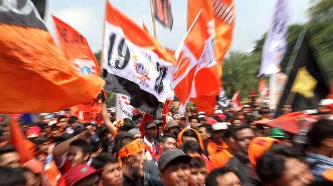 Ratusan Jakmania berunjuk rasa di depan Istana, Selasa (5/5).