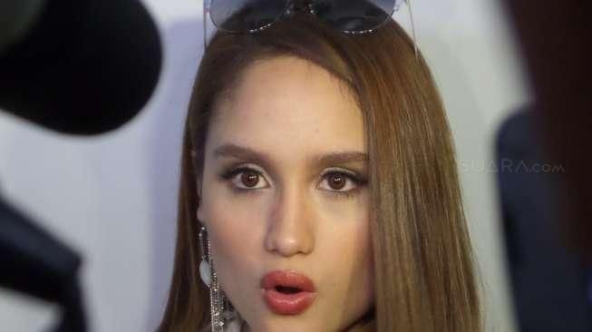 Hot Banget! Cinta Laura Pakai Swimsuit