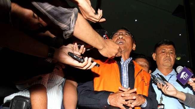Mantan Menteri dan Energi Sumber Daya Mineral Jero Wacik akhirnya ditahan KPK, (5/5). Penahanan dilakukan setelah Jero diperiksa 8 jam terkait kasus dugaan pemerasan di Kementerian ESDM tahun 2011-2012. [Suara.com/Oke Atmaja]