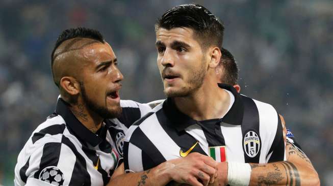 Pemain Juventus Alvaro Morata merayakan golnya ke gawang Real Madrid dengan rekan setimnya, Arturo Vidal di Turin (6/5). Reuters / Max Rossi