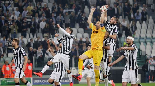 Para pemain Juventus merayakan kemenangan atas Real Madrid di Turin (6/5). Reuters / Max Rossi