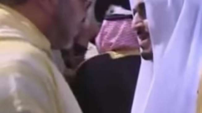 VIDEO: Asisten Raja Arab Tampar Wartawan