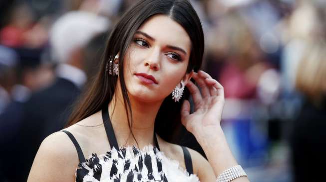 Ada Tanda Cupang di Leher Kendall Jenner dan Anwar Hadid?