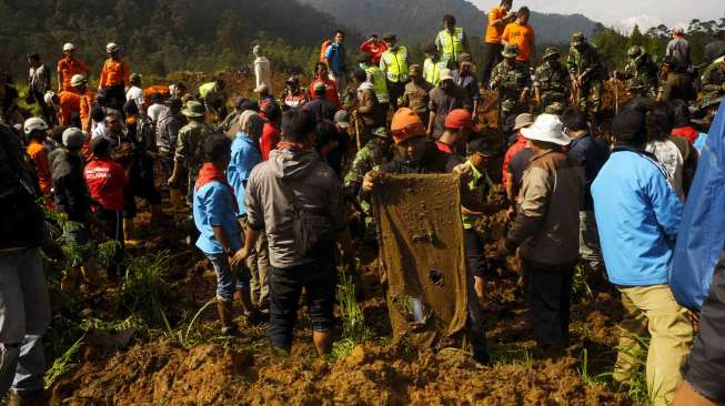 Evakuasi Korban Longsor Pengalengan