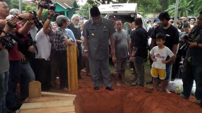 Jenazah Pepeng Tak Muat di Makam, Rano Karno Minta Dipapas