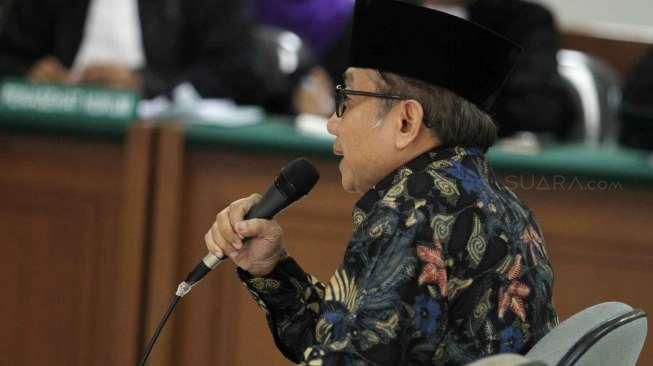 Sidang Perdana Waryono Karno