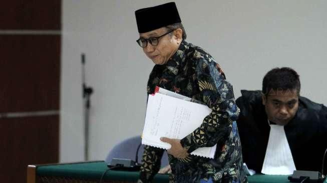 Waryono didakwa memperkaya diri sendiri, orang lain dan korporasi yang merugikan negara mencapai Rp 11,124 miliar.