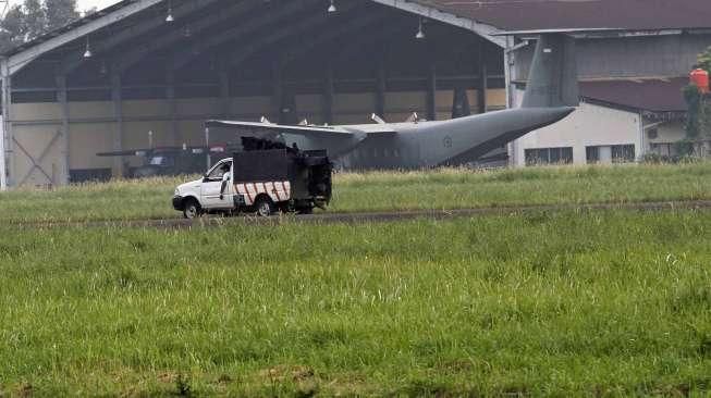 Pesawat FASI tersebut terjatuh dan terbakar hingga mengakibatkan luka bakar pada seorang pilotnya.