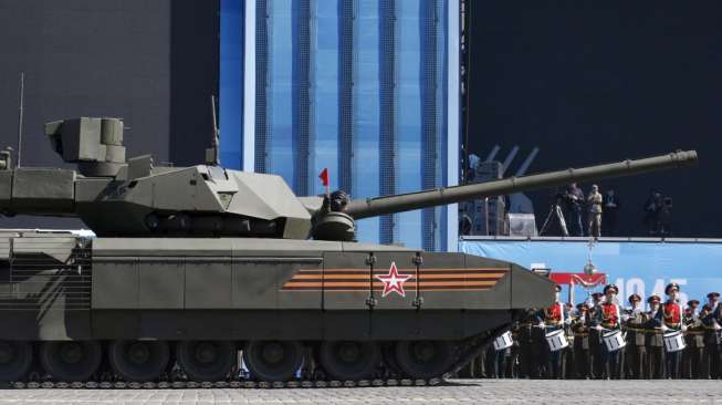 Sebuah tank Rusia Armata T-14 mogok saat melakukan latihan parade Victory Day di Moskow, (7/5). (Reuters/Grigory Dukor)