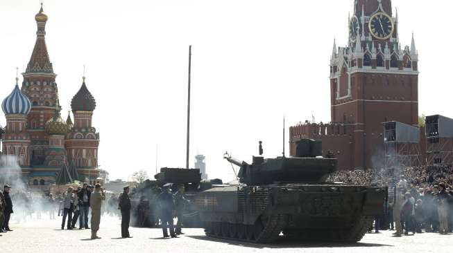 Tank Rusia Armata T-14 akan diderek setelah mogok dalam latihan parade Victory Day di Moskow, (7/5). (Reuters/Grigory Dukor)