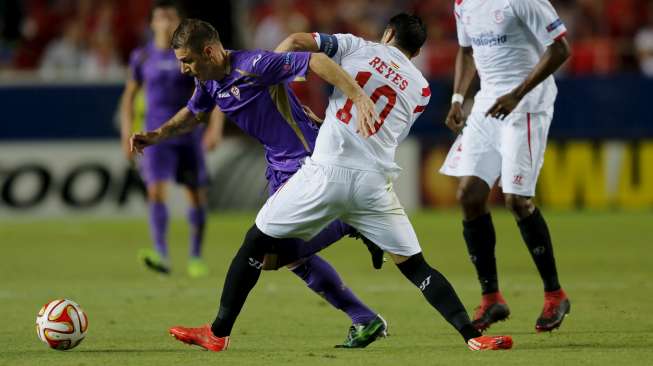 Pemain Sevilla Jose Antonio Reyes (tengah) berebut bola dengan pemain Fiorentina Joaquin (kiri). REUTERS/Marcelo del Pozo