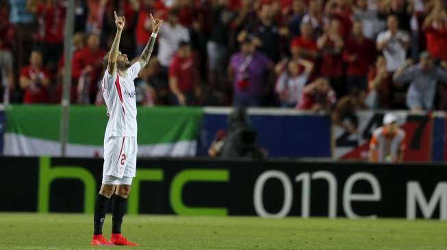 Pemain Sevilla Aleix Vidal merayakan kemenangan skuatnya setelah mencetak dua gol ke gawang Fiorentina (8/5). REUTERS/Marcelo del Pozo