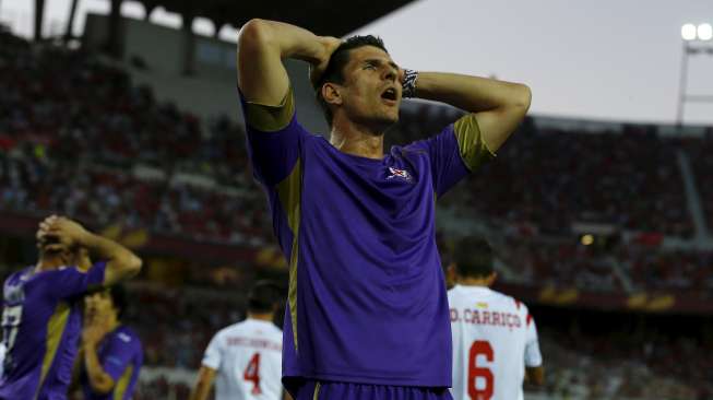 Reaksi pemain Fiorentina Mario Gomez setelah gagal mencetak gol ke gawang Sevilla. Reuters/Marcelo del Pozo