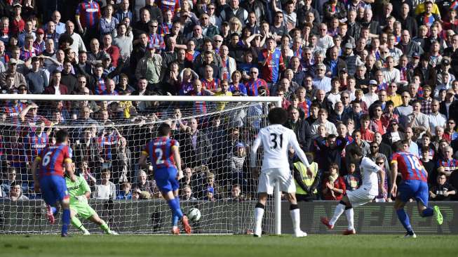 Striker MU, Juan Mata, mencetak gol dari titik penalti di laga kontra Crystal Palace, Sabtu (9/5) [Reuters/Tony O'brien].