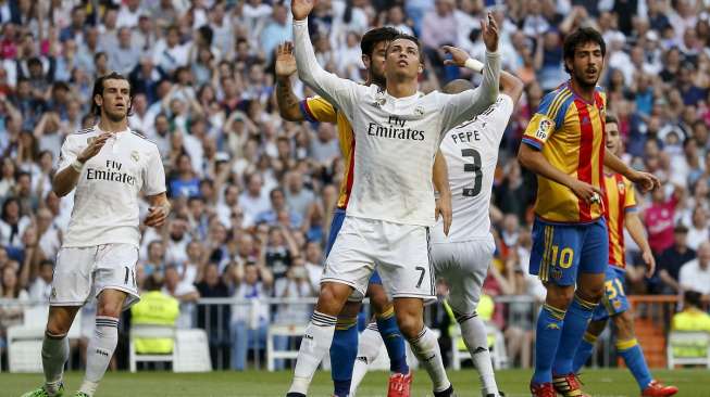 Reaksi striker Real Madrid, Cristiano Ronaldo, saat gagal mencetak gol ke gawang Valencia, Sabtu (9/5) [Reuters/Paul Hana].