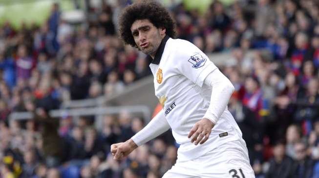 Gelandang MU, Maraoune Fellaini, merayakan golnya ke gawang Crystal Palace, Sabtu (9/5) [Reuters/Tony O'brien].