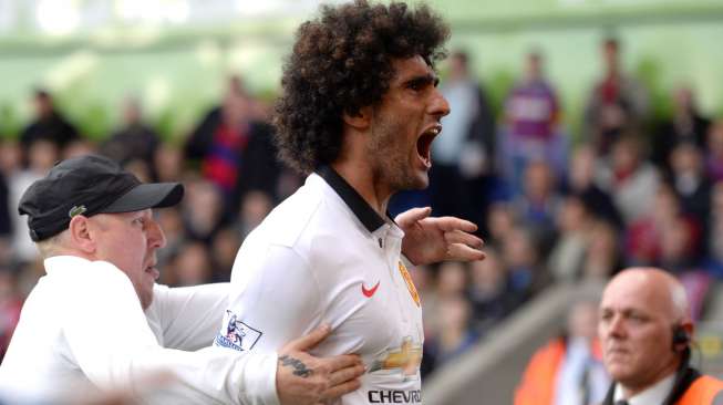 Pemain Manchester United Marouane Fellaini merayakan golnya yang memastikan  kemenangan MU atas Crystal Palace. Reuters / Tony O'Brien Livepic