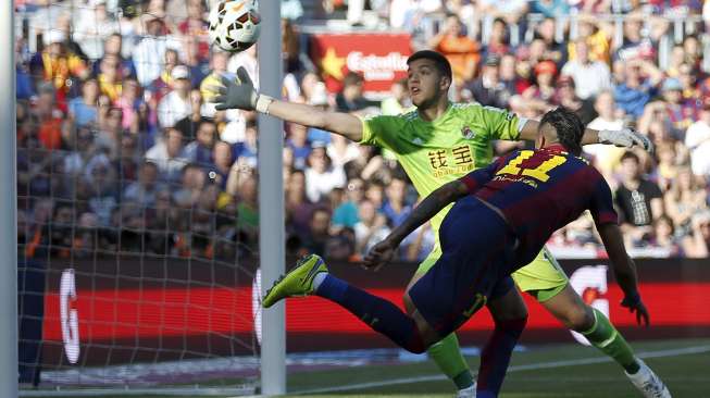 Pemain Barcelona Neymar dengan sundulannya menaklukkan kiper Real Sociedad Rulli di Camp Nou (9/5). Reuters/Gustau Nacarino.