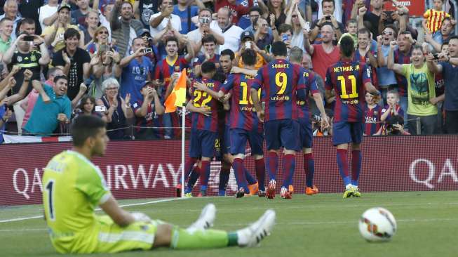 Pemain Barcelona Pedro Rodriguez merayakan golnya ke gawang Real Sociedad bersama rekan setimnya di Camp Nou. Reuters/Gustau Nacarino