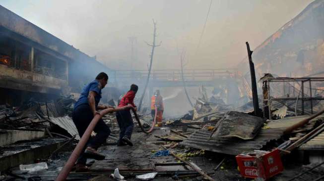 Belum diketahui secara pasti penyebab kebakaran yang terjadi pada Sabtu (9/5) malam dan meludeskan ribuan kios serta lapak pedagang tersebut. 