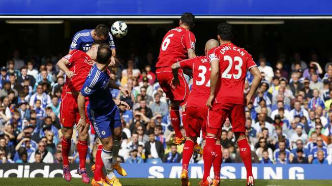 John Terry menanduk bola ke dalam gawang Liverpool (10/5) [Reuters/John Sibley]