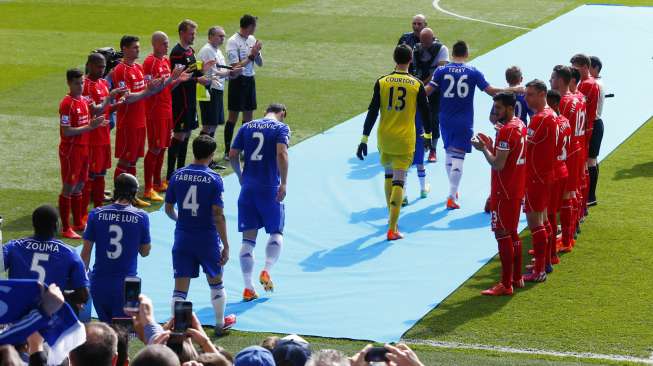 Pemain Liverpool menyambut masuknya pemain Chelsea selaku juara ke dalam arena pertandingan (10/5) [Reuters/Eddie Keogh]