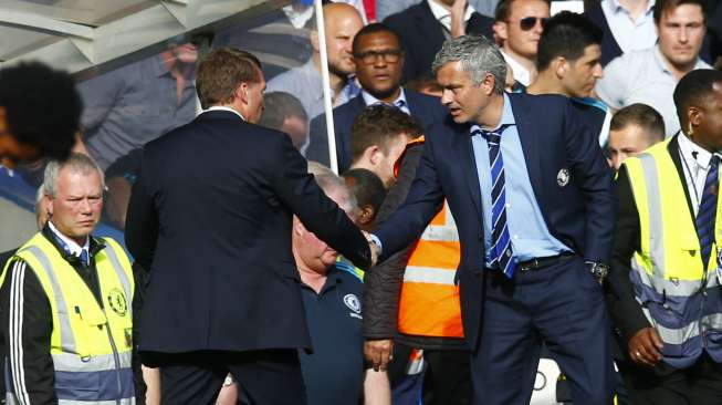 Manajer Chelsea Jose Mourinho (kanan) berjabat tangan dengan manajer Liverpool Brendan Rodgers usai pertandingan (11/5) [Reuters/Eddie Keogh]