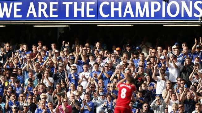 Fans Chelsea memberi standing ovation bagi kapten Liverpool Steven  Gerrard (10/5) [Reuters/John Sibley]