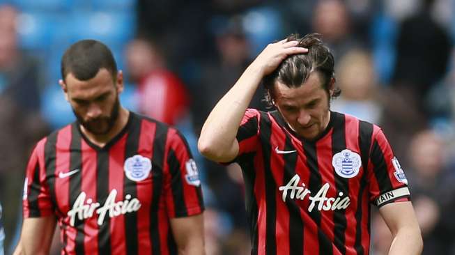 Kapten QPR Joey Barton terlihat kecewa usai timnya dibantai Manchester City 6-0 (11/5) [Reuters/Jason Cairnduff]